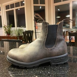 Women’s series rustic brown blundstones. Size 7.5 women’s (4.5 AUS)